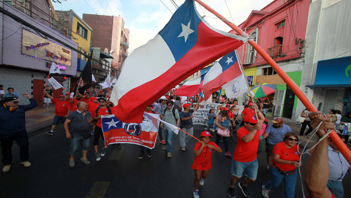 Trabajadores chilenos, junto a sus familiares, manifiestan en busca de la reivindicación de sus derechos laborales.