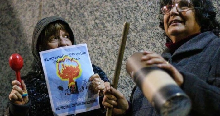 Los argentinos salieron a las calles para rechazar el incremento en las tarifas de servicios básicos.