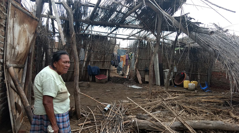 La casa de María Marcelo en Piura (noreste) colapsó. La anotaron como damnificada, pero hasta ahora llega ninguna ayuda.