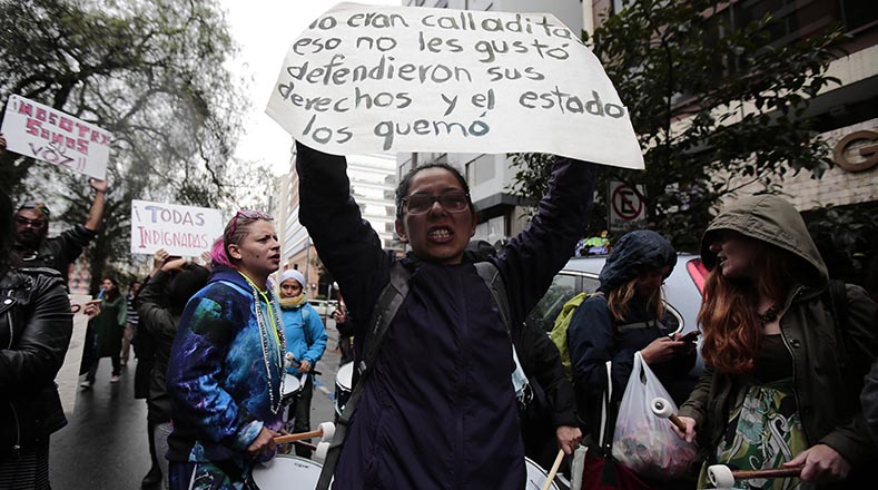Las manifestantes portaron carteles en los que demandaron justicia y responsabilizaron al Estado de Guatemala por la tragedia.