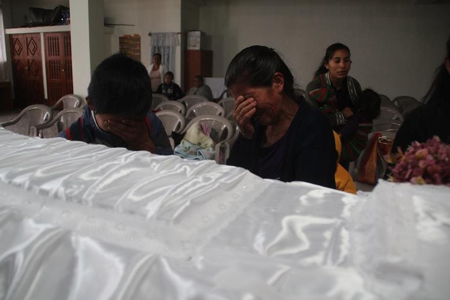 Los familiares de Daily Anali, de 15 años, esperaron una semana para realizar el funeral.