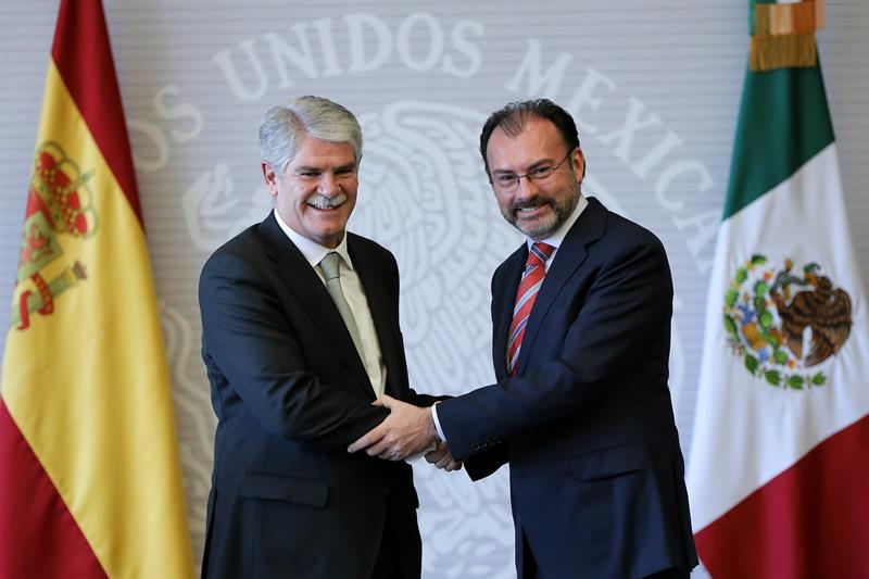El ministro mexicano de Relaciones Exteriores Luis Videgaray (d) posa con su homólogo español Alfonso Dastis (i) luego de una rueda de prensa conjunta