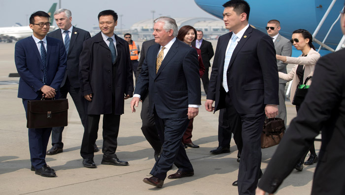 Rex Tillerson (c) en el aeropuerto internacional de Beijing.