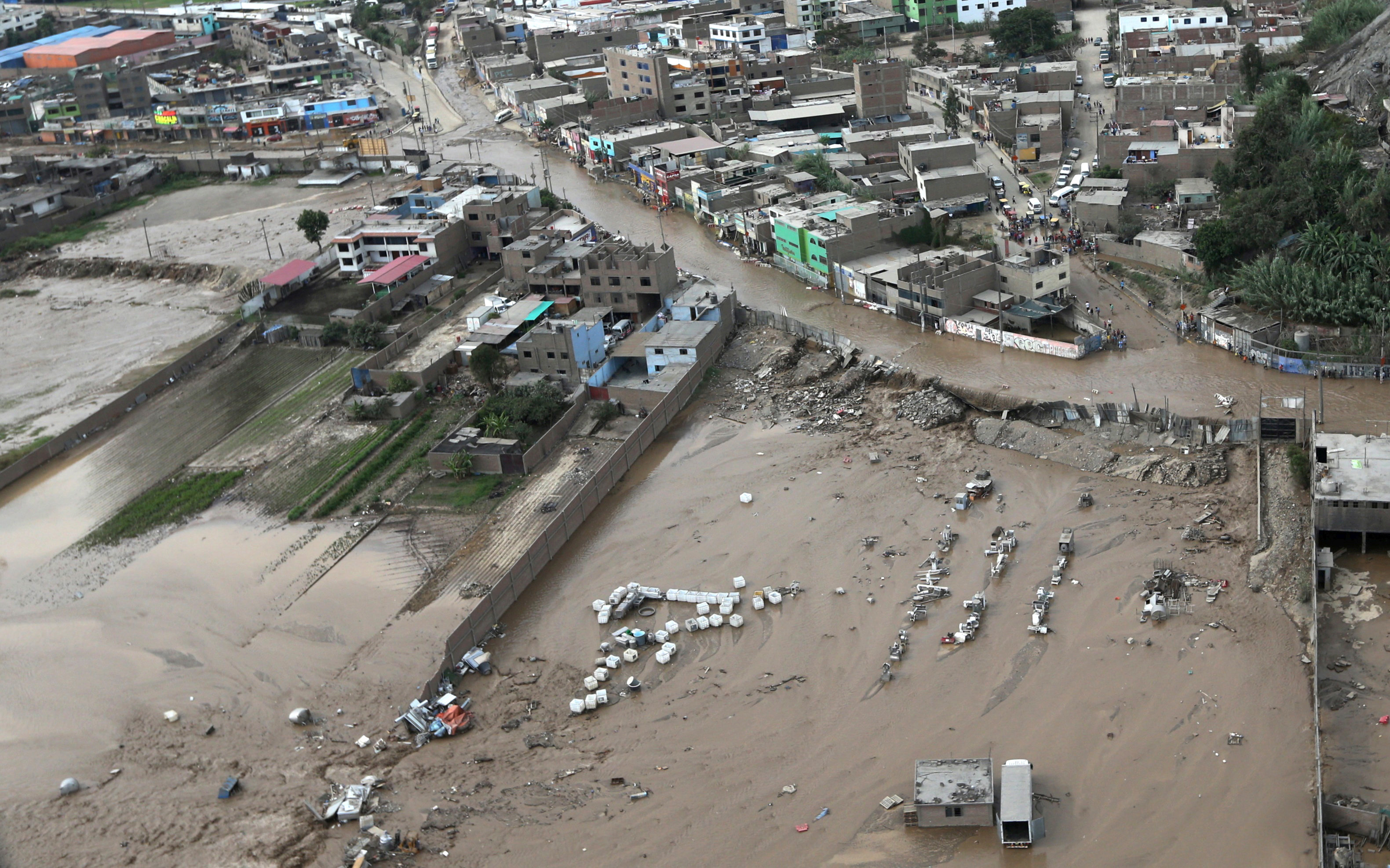 El fenómeno climático ha dejado 72 muertos y más de 70 mil damnificados en varias ciudades de la costa de Perú con intensas lluvias, desbordes de ríos, inundaciones y avalanchas.