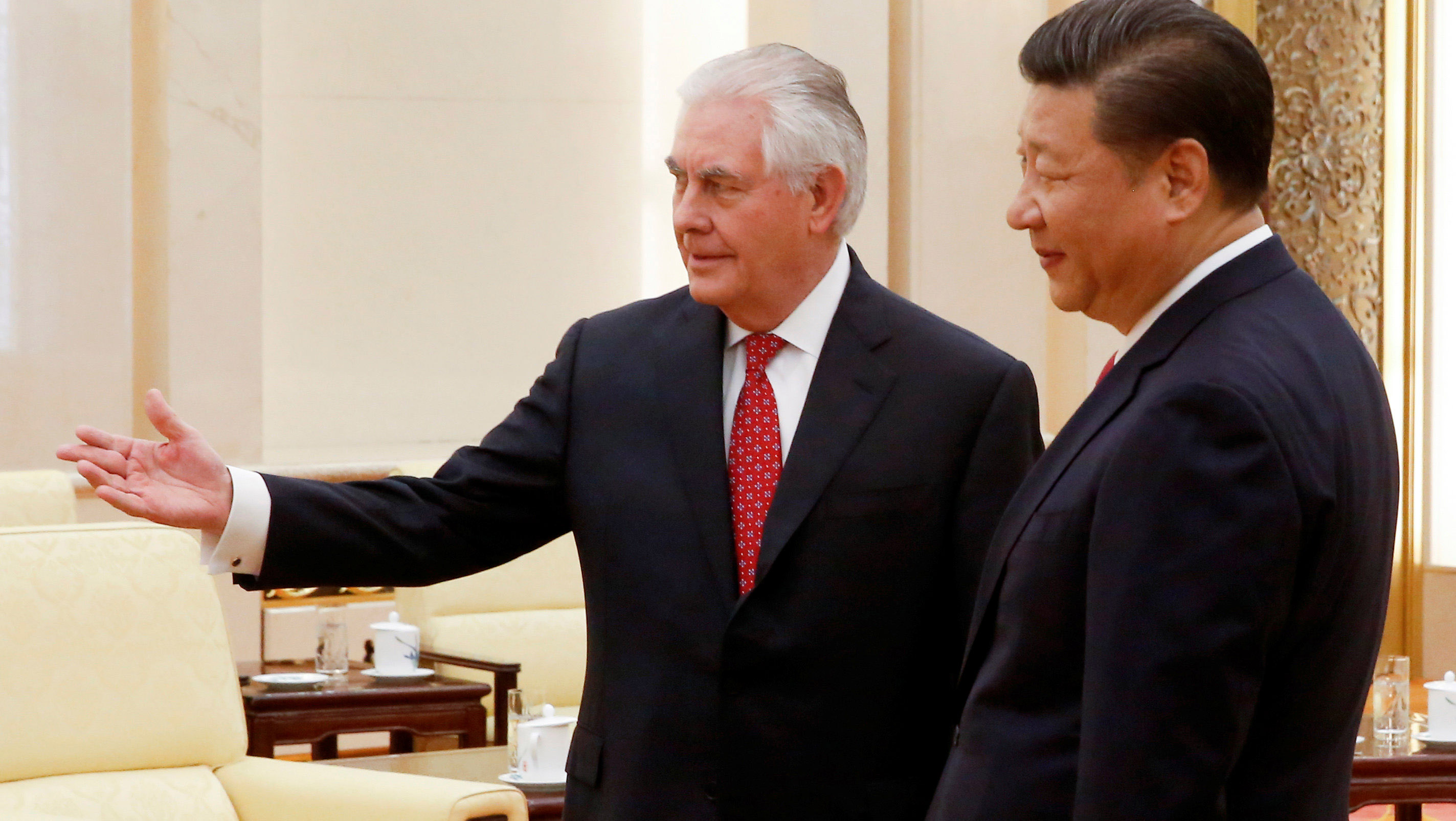 Tillerson (i) le trasladó a Xi el deseo de Trump de tener unas mejores relaciones entre EE.UU. y China