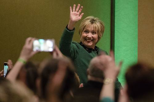 Hillary Clinton, ex candidata presidencial demócrata, saluda al llegar a la Sociedad de Mujeres Irlandesas para la celebración anual por el Día de San Patricio, el viernes en Scranton, Pensilvania.