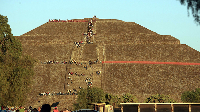 Los lugares preferidos para disfrutar este fenómeno son la cúspide de la Pirámide del Sol en Teotihuacán y el Templo de Kukulkán en Chichen Itzá.