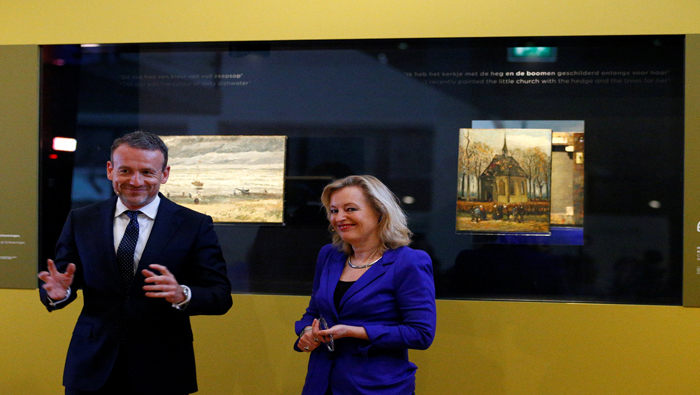 El director del museo Van Gogh, Axel Rueger, junto a la ministra holandesa de Educación, Jet Bussemaker, inauguran nuevamente las obras que retornaron 14 años después.