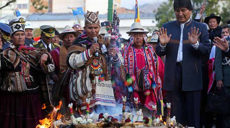 Más temprano se realizaron ritos aymaras para pedir la justicia y la recuperación del mar para Bolivia. El presidente Evo Morales participó en los actos. 