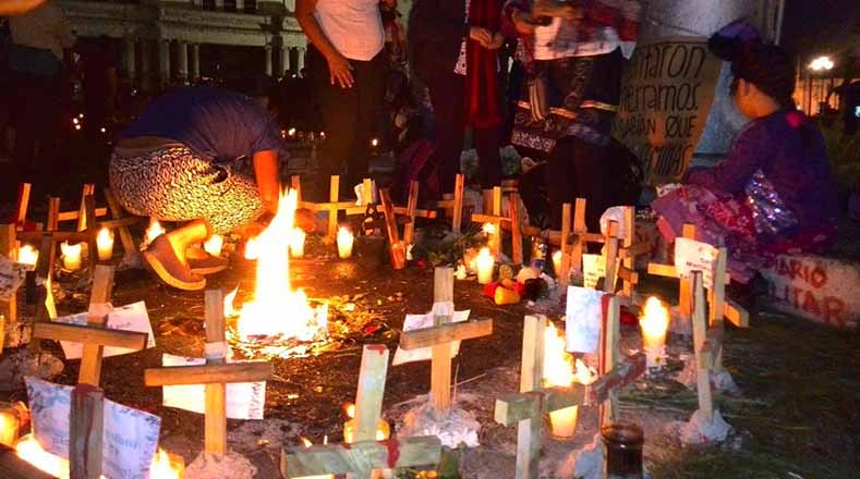 Con velas piden justicia por la muerte de 40 niñas en Guatemala.