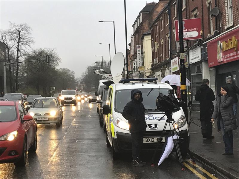 Vehículos policiales y periodistas permanecen frente a un inmueble en Birminghan, en la búsqueda de sospechosos de atentado en Londres.