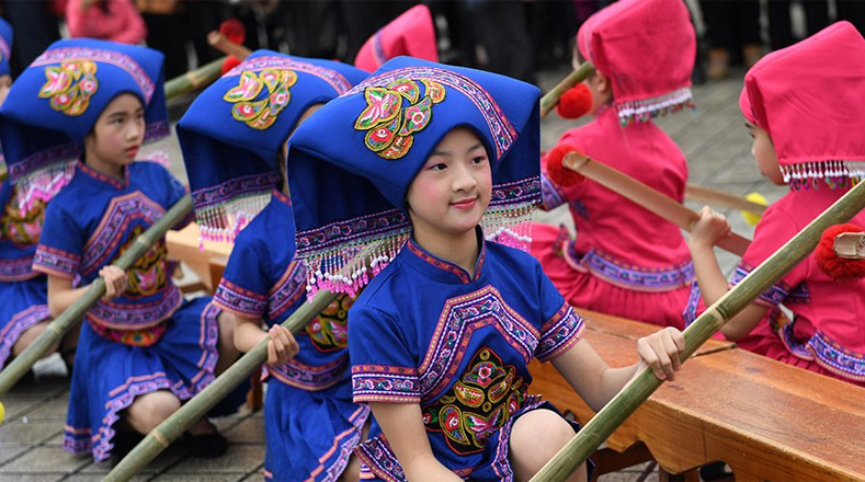 Realizan coloridas danzas del pueblo Zhuang en China