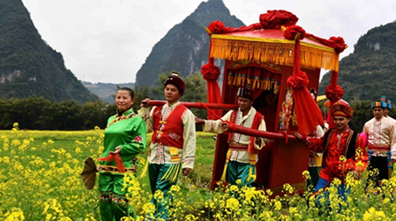 La celebración suele incluir al dragón y a la danza del león, así como un concurso de canto, desfile y una forma de "rugby chino" denominado partido huapao.