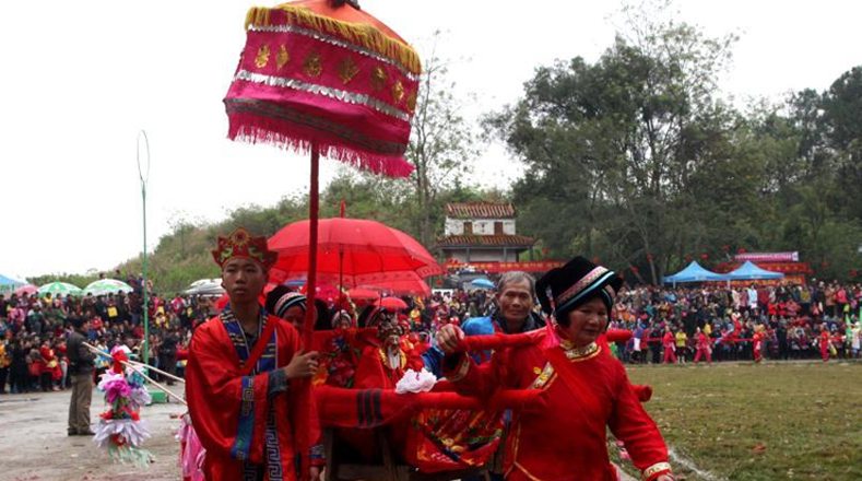 Con trajes tradicionales las personas cantan y bailan para celebrar el festival. 
