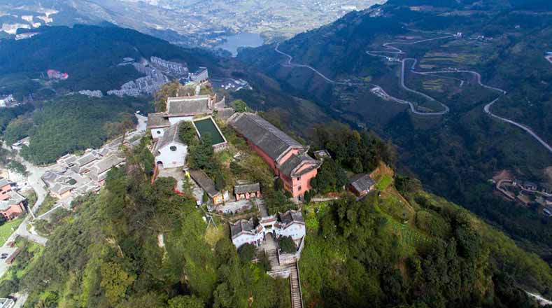 Vista aérea del Templo Jingyin en un barranco de la Montaña Gujian, en el distrito Qijiang, en Chongqing, en el suroeste de China.