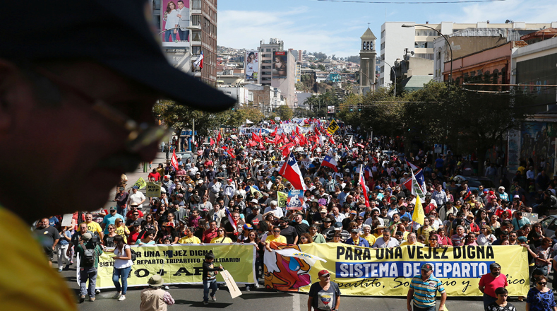 Miles de chilenos marcharon este domingo en Valparaíso en una gigantesca manifestación convocada en rechazo al sistema privado de pensiones que se mantiene como herencia de la dictadura de Augusto Pinochet.