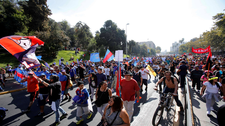 En Santiago, miles de familias marcharon por la céntrica avenida Alameda para exigir el fin de las llamadas Administradoras de Fondos de Pensiones (AFP).