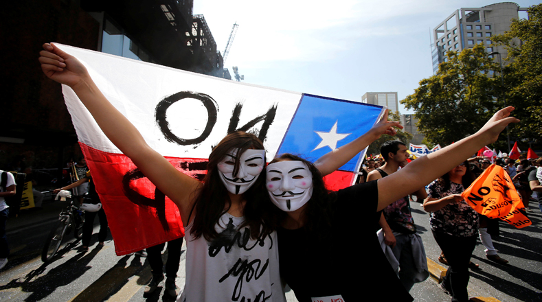 Al ritmo del sonido de contagiosos tambores, portando banderas chilenas y afiches, los manifestantes corearon la consigna "NO+AFP".