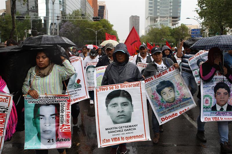Familiares de los 43 jóvenes marcharon este 26 de marzo en la Ciudad de México tras 30 meses de su desaparición en el estado de Guerrero.