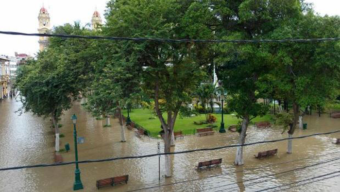 Las aguas inundaron el centro de la ciudad de Piura durtante la madrugada de este lunes.