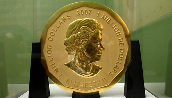 La mayor moneda de oro del mundo (Big Maple Leaf) pesa 100 kilogramos.
