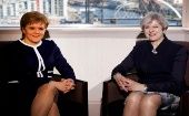 La primera ministra de Escocia, Nicola Sturgeon (i) estuvo reunida con la primera ministra británica Theresa May (d).