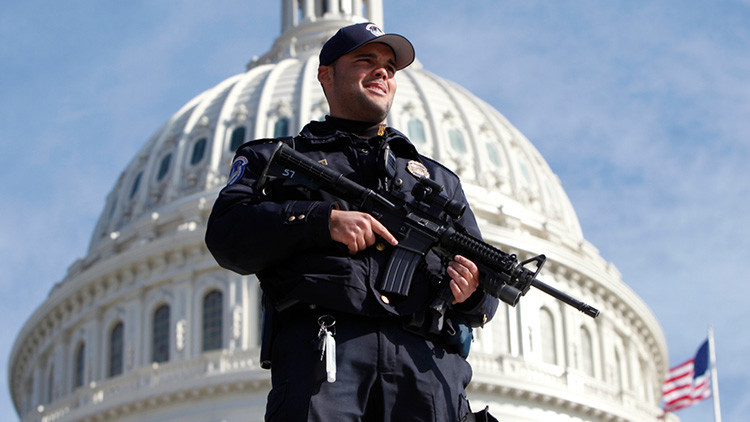 El Capitolio se encuentra abierto, sin embargo, la Policía acordonó el lugar y pidió a los legisladores no salir del recinto.