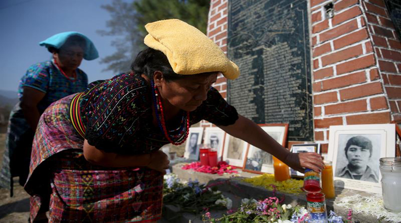 Un grupo de mujeres Achí de la colonia indígena Pacux realiza una ceremonia en el monumento a las víctimas de la masacre de Río Negro, donde el Ejército mató a 177 indígenas en 1982.