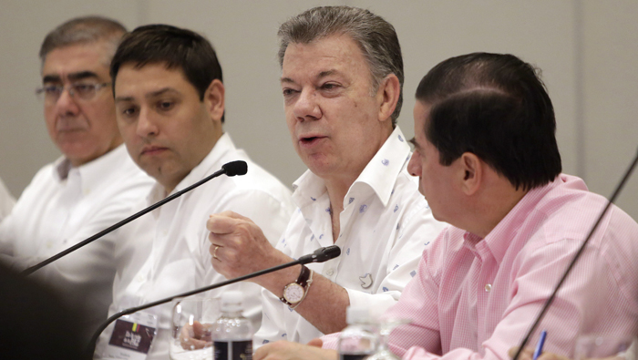 El presidente de Colombia, Juan Manuel Santos, junto con el líder de las FARC- EP, Timoleón Jiménez, acordaron cesar las hostilidades.