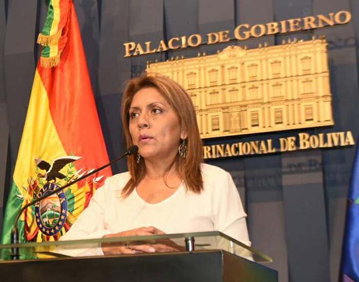 La Ministra de Comunicaciones de Bolivia manifestó que le parece indignante el trato para los periodistas.