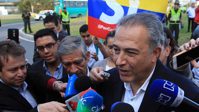 El partido de izquierda colombiano Polo Democrático Alternativo se retiró de la sala tras la elección del nuevo vicepresidente.
