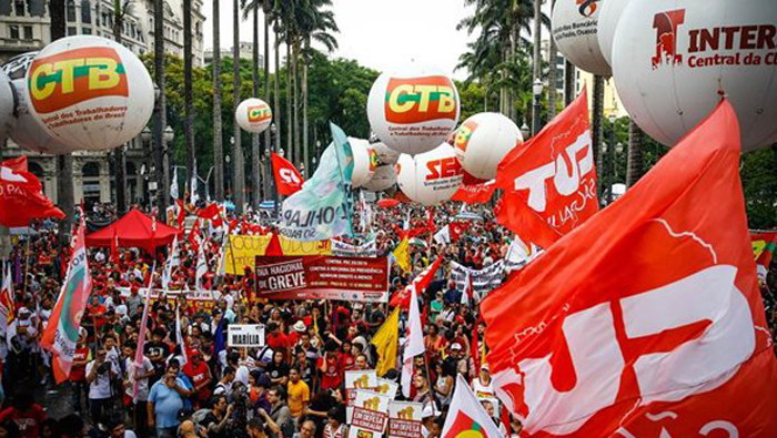 Las empresas podrán contratar empleados sin garantizarles beneficios, informó la Confederación de Trabajadores Brasileños.