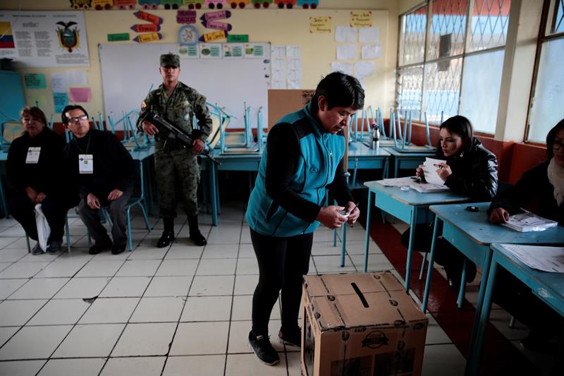 El horario de votación en Ecuador es desde las 07H00 hora local (12H30 GMT) hasta las 17H00 hora local (22H00 GMT) en las 41.000 mesas de electorales habilitadas. 