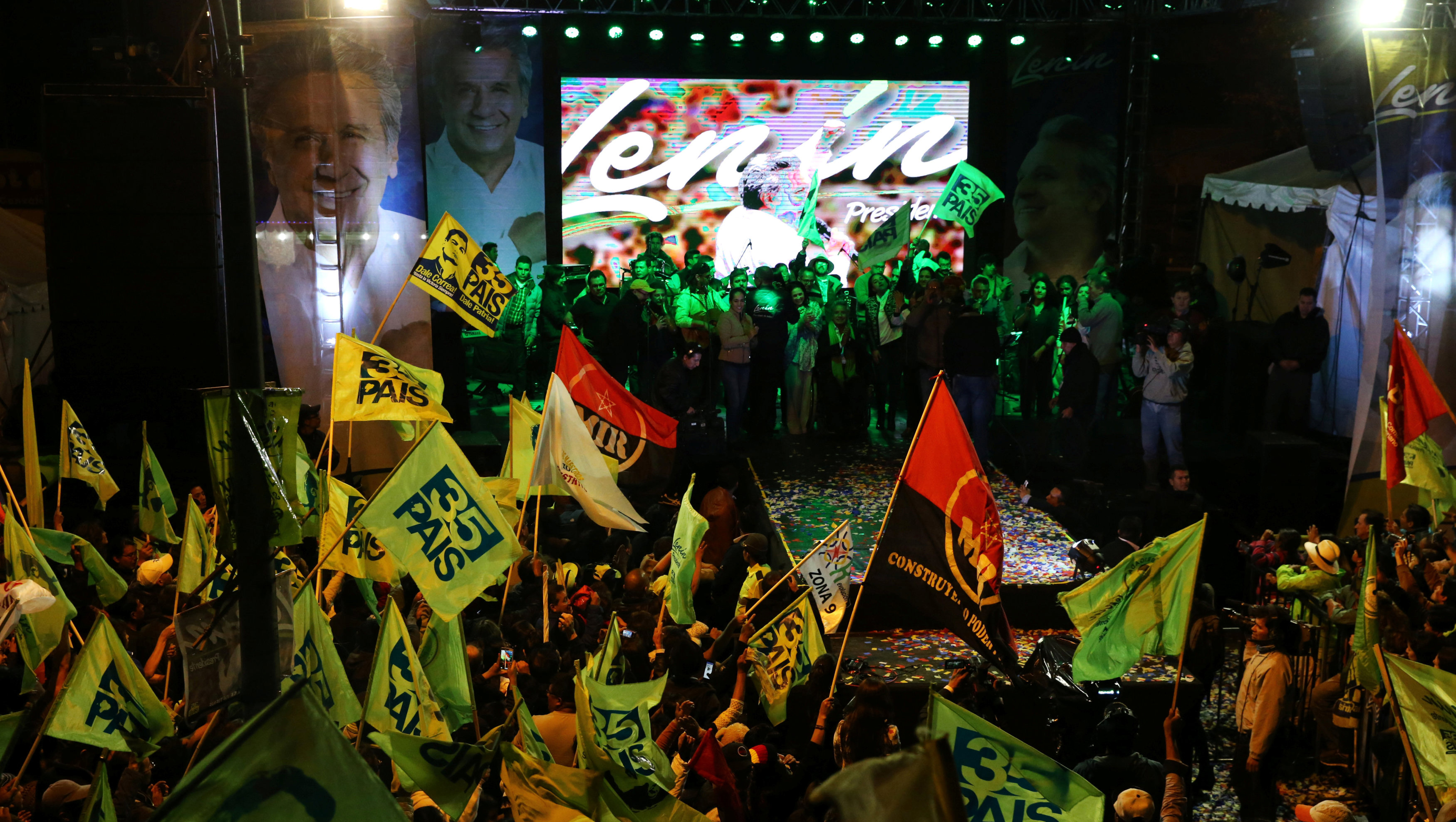 El pueblo ecuatoriano celebró el triunfo parcial de Moreno en Quito.