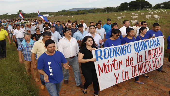 Cientos de personas acompañaron al féretro de Rodrigo Quintana, quienes exigieron justicia.