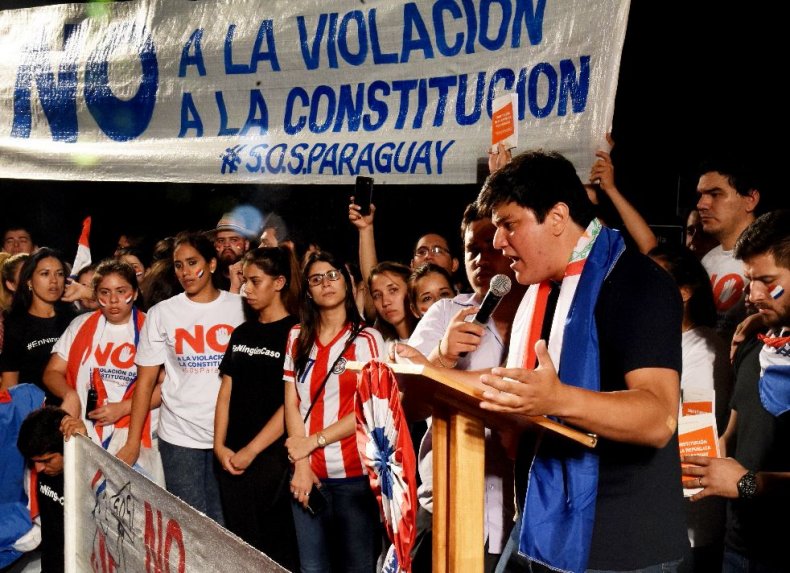 Paraguayanos rechazan la violación de la Constitución.