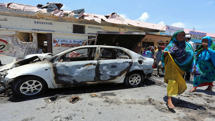 Alrededor de seis fallecidos y una decena de heridos dejó como saldo la explosión del coche bomba en la ciudad de Mogadiscio.