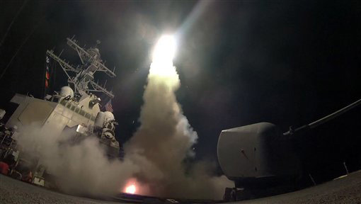 El destructor USS Porter lanza un misil Tomahawk desde el mar Mediterráneo.