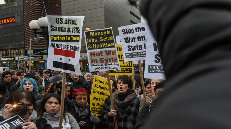 Manifestantes se movilizaron este viernes en Nueva York, Estados Unidos, contra el reciente ataque en Siria.
