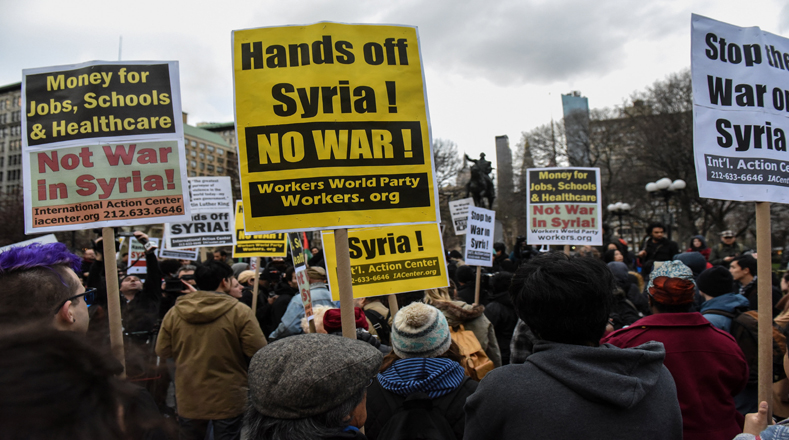 "Detengan la guerra en Siria" fue el mensaje de los manifestantes durante la protesta en Nueva York tras el bombardeo de EE.UU.