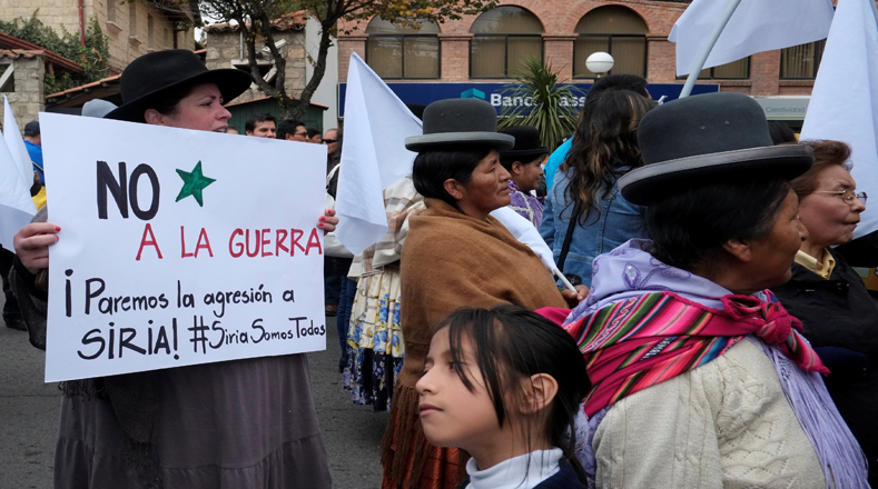 Manifestantes también protestaron el ataque militar de Estados Unidos contra Siria frente a la embajada estadounidense en La Paz, Bolivia.