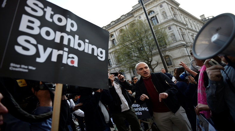 Una manifestación organizada por la Coalición Alto a la Guerra protestó este viernes en el centro de Londres contra el ataque estadounidense con misiles contra Siria.