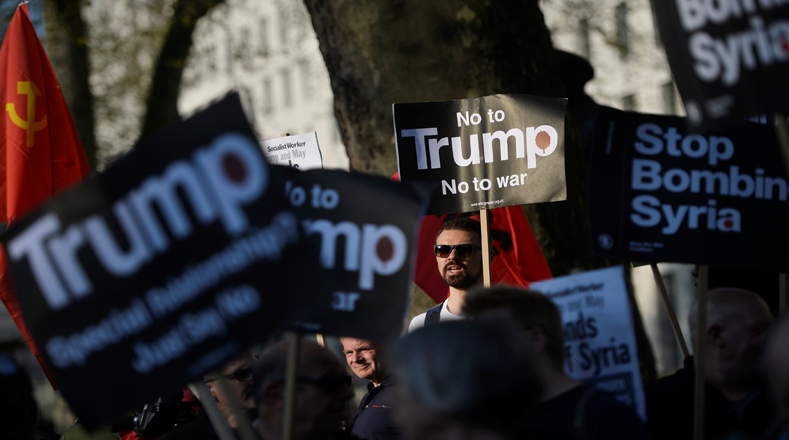 Los manifestantes protestaron a las afueras de Downing Street, en Londres, Reino Unido, contra los ataques estadounidenses a la base área siria de Shayrat.