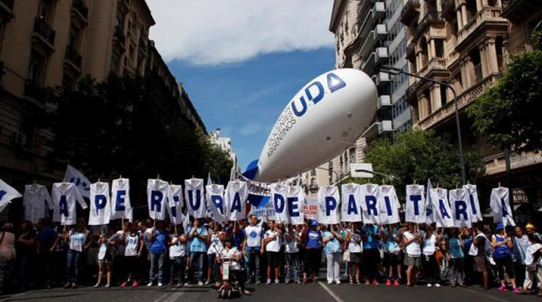 Los trabajadores argentinos se mantienen en lucha exigiendo mejores reivindicaciones salariales al Gobierno.