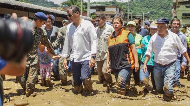 El presidente Rafael Correa recorrió  las calles de Santa Ana en Manabí y escuchó las necesidades de los habitantes.