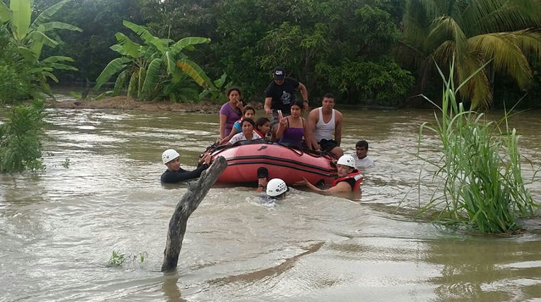 Los habitantes fueron rescatados por personal de salvamento.