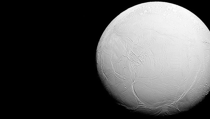 El satélite Encélado  es hasta ahora el único lugar fuera del Tierra donde científicos han hallado pruebas directas de la posibilidad de existencia