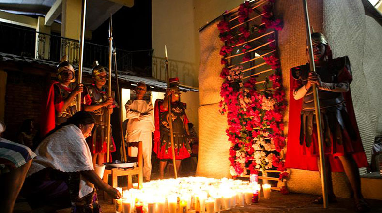 Fieles católicos pertenecientes al grupo etnolingüístico mixteco de Pinotepa de Don Luis participaron en la representación de la Pasión de Cristo en el estado de Oaxaca (México). 