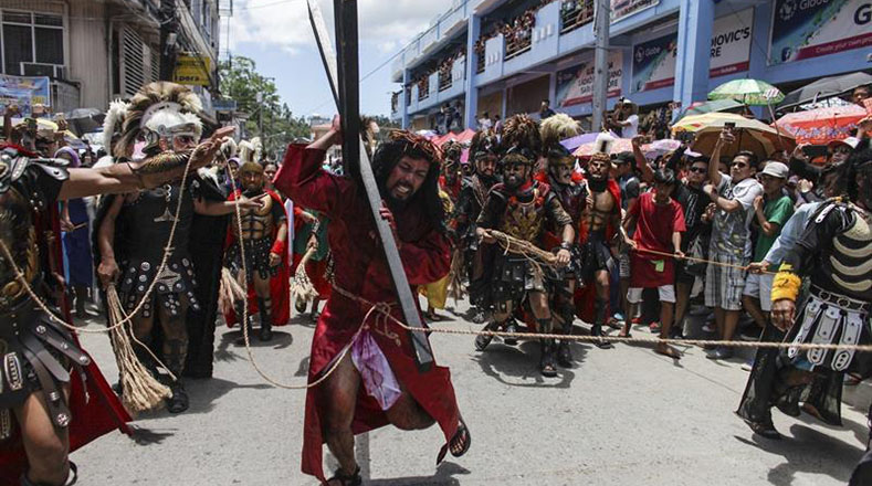 Filipinos representan el Vía Crucis en la ciudad de Boac, en la isla de Marinduque (Filipinas).