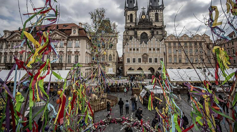 Vista general del mercadillo tradicional de Semana Santa en la plaza de la Ciudad Vieja de Praga, República Checa.